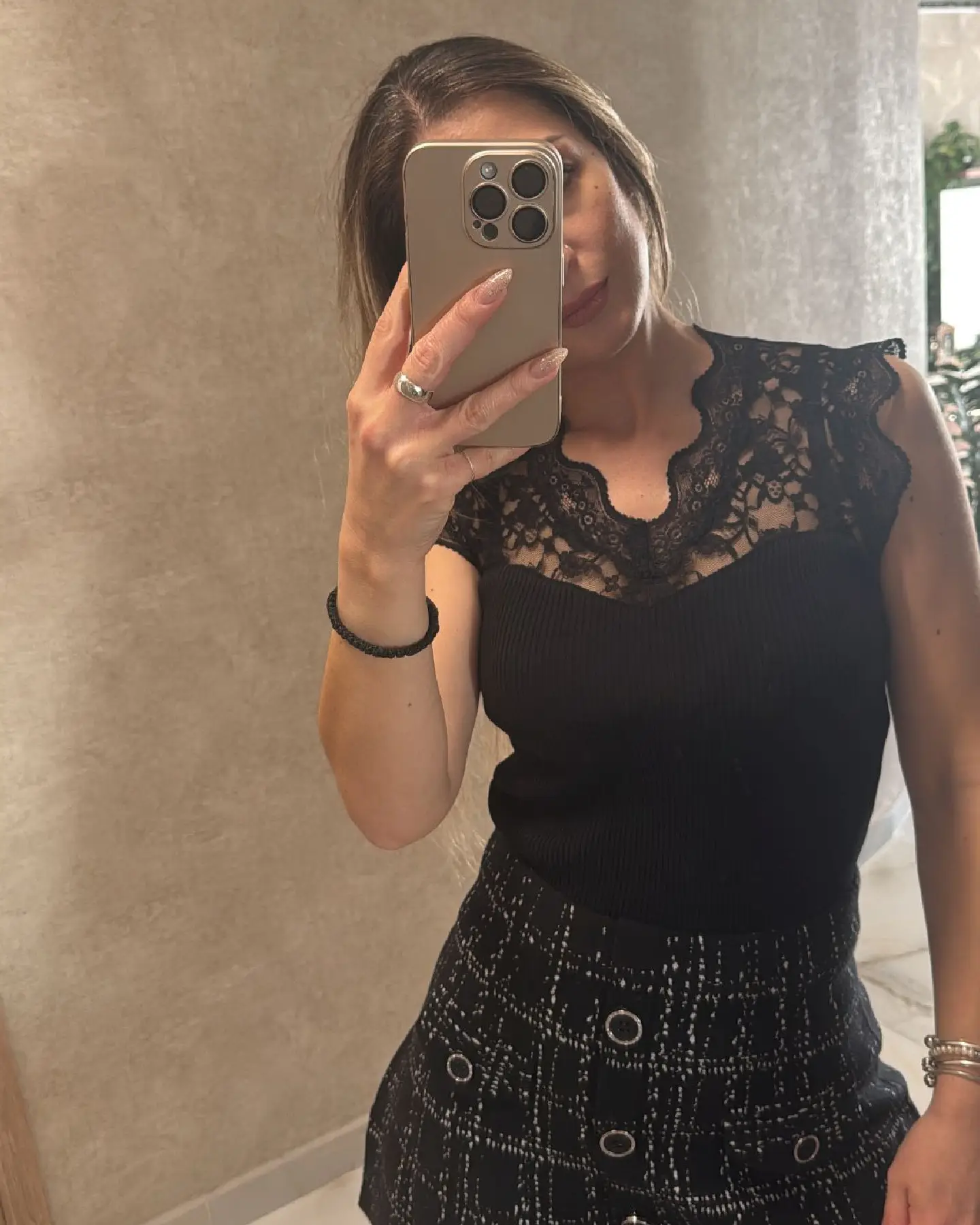 Γυναικεία Αμάνικη Ριπ Μπλούζα με Δαντέλα Σε Μαύρο