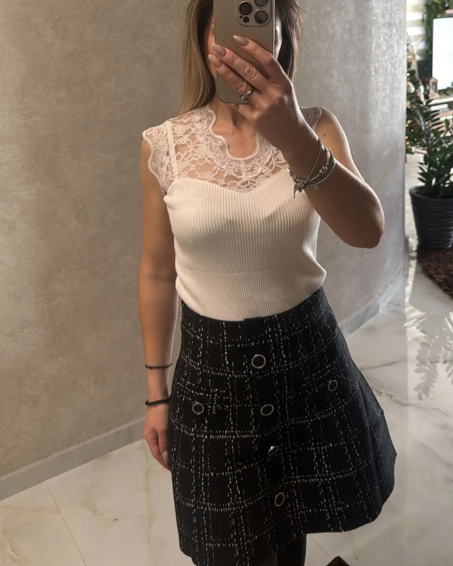 Γυναικεία Αμάνικη Ριπ Μπλούζα με Δαντέλα Σε Λευκό