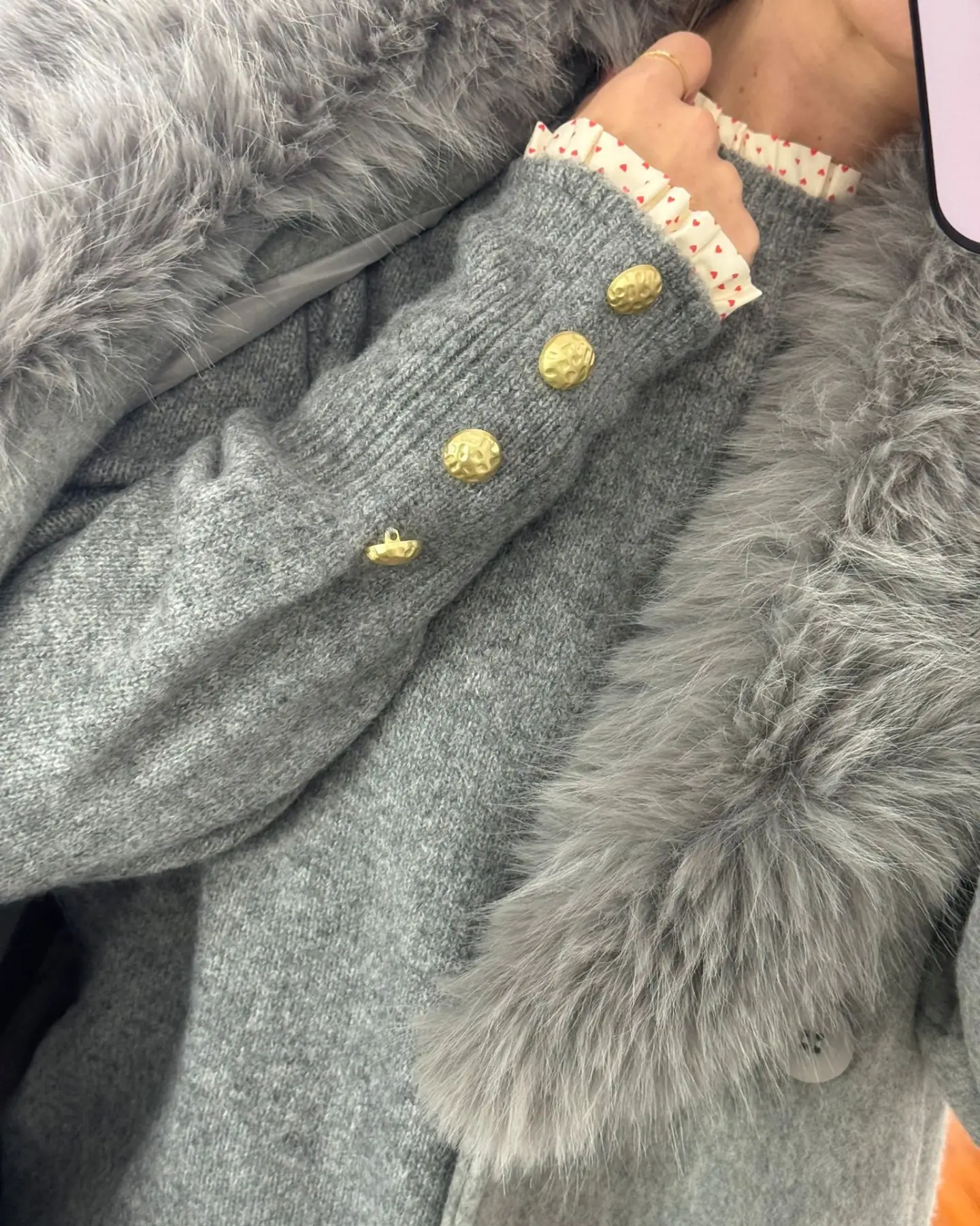 Πλεκτό Amélie Γκρι με Χρυσά Κουμπιά & Καρδούλες - Image 2