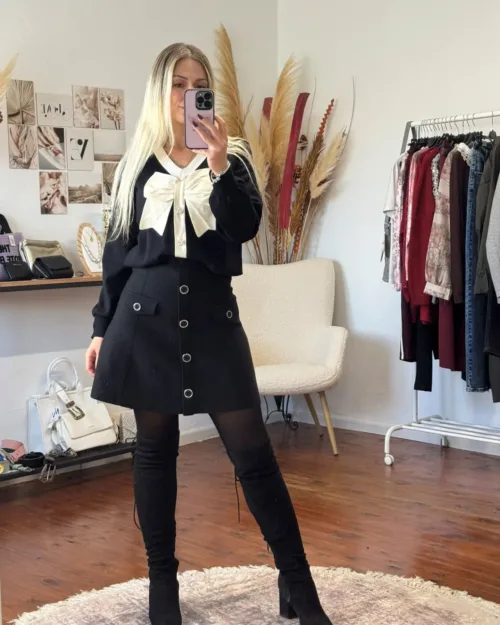 Γυναικείο μαύρο πλεκτό με εκρού φιόγκο και χρυσά κουμπιά