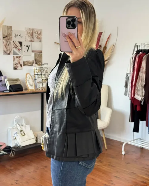 μαύρο δερμάτινο jacket με πιέτες