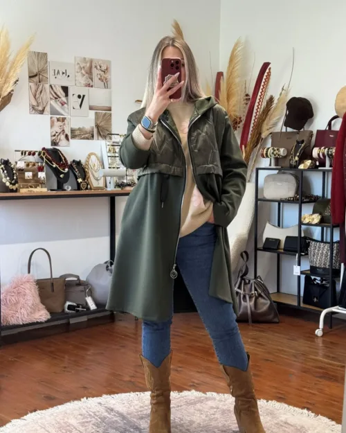 ανοιξιάτικο πανωφόρι χακί με κουκούλα και puffer λεπτομέρεια