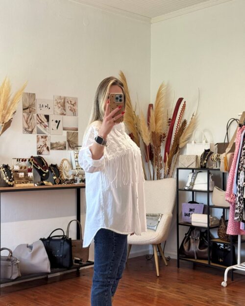 Λευκό oversized πουκάμισο με γιακά και διακοσμητικά κρόσσια.
